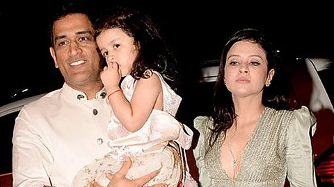 पत्नी साक्षी और बेटी जीवा के साथ महेंद्र सिंह धोनी