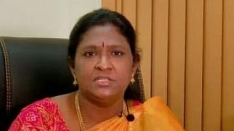 महिला पार्षद बच्चों को अंग्रेजी सीखा रही हैं