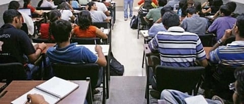 विदेशी छात्रों का यूके में प्रवेश प्रतिबंधित?