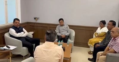 वेंद्र फडणवीस से मुलाकात कर श्रद्धा के पिता ने आफताब को फांसी देने की मांग की (IANS)