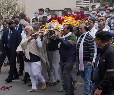पीएम मोदी की माँ के निधन पर सभी ने जताया शोक (IANS)