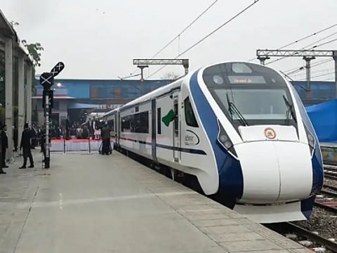 वंदे भारत एक्सप्रेस पर लगातार हो रही पत्थरबाजी को रोकने के लिए रेलवे बना रहा योजना (IANS)