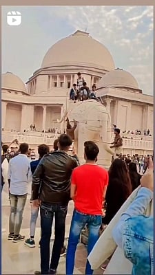 पुलिस वाले ने क्या किया जब रील बनाने के लिए हाथी के स्टैचू पर चढ़े बच्चे (IANS)