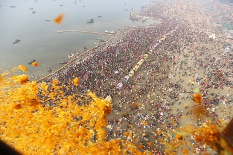 प्रयागराज में श्रद्धालुओं पर पुष्प वर्षा की गई (IANS)