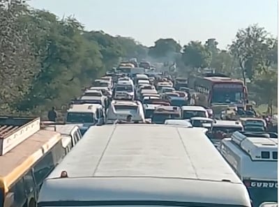 रुद्राक्ष महोत्सव में रुद्राक्ष पाने को भीड़ उमड़ रही (ians)