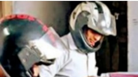 अजीबोगरीब मामला: यूपी के बिजली विभाग में हेलमेट पहन कर हो रहा काम