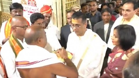 सीजेआई चंद्रचूड़ पत्नी संग पहुंचे श्रीशैलम मंदिर (ians)