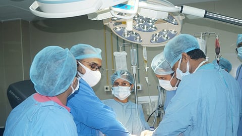 मुंबई के डॉक्टरों ने लड़की के पेट से 100ग्राम बालों का गुच्छा निकाला (IANS)