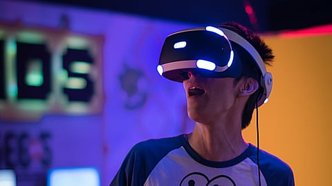 बच्चों में सोशल मीडिया के प्रति आकर्षण है उनमें पनपते विकार, अवसाद और बेसब्री की वजह (Uriel Soberanes/Unsplash)