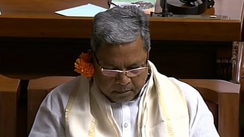 कर्नाटक : कान के पीछे फूल लगाकर बजट सत्र में शामिल हुए कांग्रेस नेता(IANS)