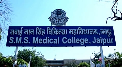 जयपुर में महिला ने कपड़े उतारकर किया विरोध प्रदर्शन (ians)