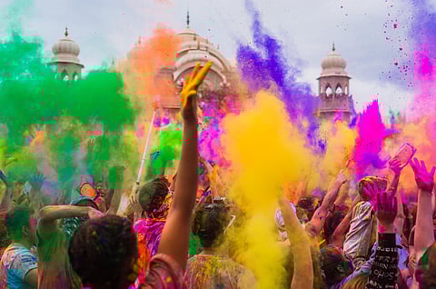 Holi Skincare Tips: रंगों के नुकसान से अपने स्किन को बचाने के लिए करें ये उपाय(Wikimedia Image)