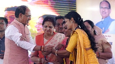 मध्य प्रदेश में कन्याओं को मिलेगा 56 हजार का चेक(ians)