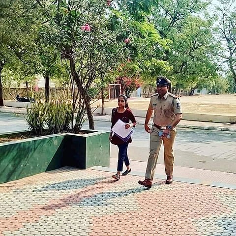 Viral News: पिता ने गलत सेंटर पर छोड़ा, पुलिस वाले की मदद से बचा बच्ची का साल(Twitter)