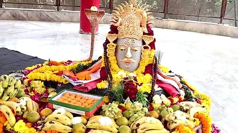 कुछ ही महीने पहले इस्लाम छोड़ सनातन क़ुबूल करनेवाली डॉक्टर ने दान किया सोने का मुकुट(IANS)