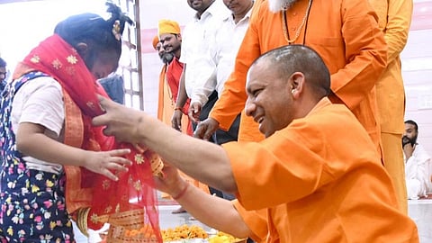 सीएम योगी ने नवरात्र के अवसर पर गोरखनाथ मंदिर में कन्या पूजन किया(IANS)