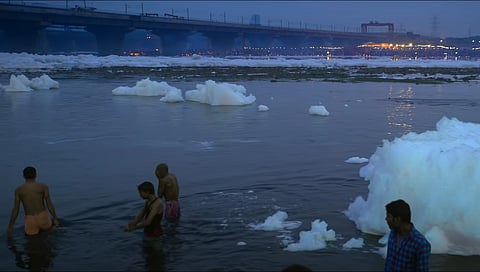 यमुना नदी के  जहरीले पानी में दिल्ली के लोग पर्वों पर नहाने को मजबूर