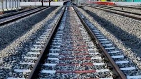 ड्राईवर ने इमरजेंसी ब्रेक लगाकर, ट्रैक पर नशे में धुत पड़े युवक की जान बचाई(IANS)