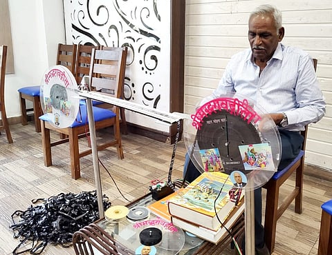 इस शख्स ने किया 1,365 मीटर लंबा कैसेट रिबन पर सबसे लम्बी गीता लिखा होने के दावा(IANS)