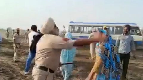 Viral: भूमि अधिग्रहण का विरोध करती महिला को पंजाब पुलिस ने मारा थप्पड़(IANS)