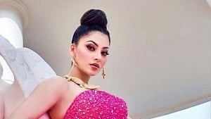 काँस फेस्टिवल में उर्वशी रौतेला ने मगरमच्छ वाला नेकलेस और पिंक ट्यूलिप गाउन पहना(IANS)