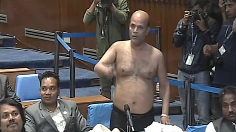 नेपाल: बोलने का समय नहीं दिए जाने पर नेता ने सदन में उतारे कपड़े(IANS)