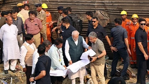 ओडिशा ट्रेन हादसा: पीएम मोदी ग्राउंड जीरो पर पहुंचे, अस्पताल में पीड़ितों से भी मिले(IANS)