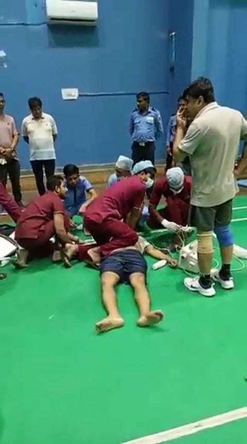 Noida में बैडमिंटन खेलता हुआ व्यक्ति अचानक गिरा, हुई मौत (IANS)