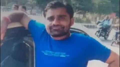 एनकाउंटर के डर से 50 हजार के इनामी बदमाश ने वकील की ड्रेस में किया सरेंडर(IANS)