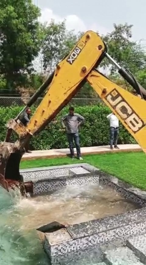 हिंदू छात्राओं को हिजाब जैसा स्कार्फ पहनने के लिए मजबूर करने वाले स्कूल पर चलेगा बुलडोजर (IANS)
