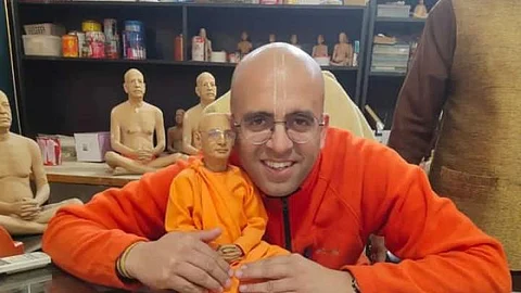 इस एक कारण से सॉफ्टवेयर इंजीनियर की नौकरी छोड़ संत बन गए अमोघ लीला दास (Instagram)