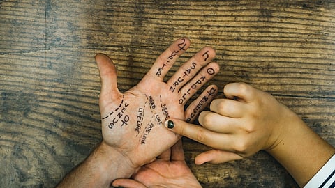 Palmistry: हाथ की इन रेखाओं में छुपा है भविष्य का राज़ (Wikimedia Commons)