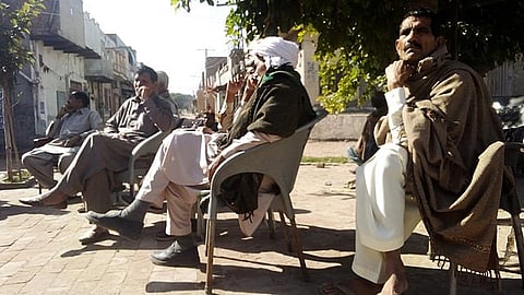 झारखंड के रामगढ़ जिले में एक युवक ने अपनी प्रेमिका को चार दिनों तक  बंधक बनाए रखा। इसकी जानकारी होने पर ग्रामीणों ने लड़की को मुक्त कराया।  आखिरकार युवक और युवती के परिवार के बीच समझौता हुआ और दोनों की शादी(Marriage) करा दी गई।(संकेतिक चित्र,Wikimedia Commons)