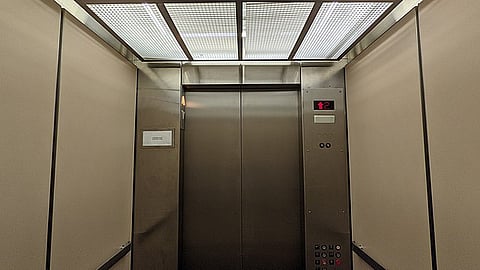 लिफ्ट(Lift) से हो रहे लगातार हादसों के कारण लोगों को घर में रहने से डर लग रहा है ।(सांकेतिक चित्र, Wikimedia Commons)