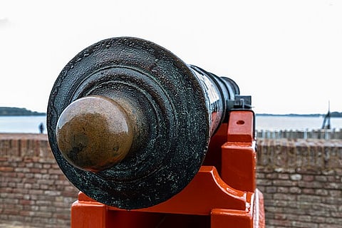 मीडिया ने एक यूक्रेनी सैन्य कमांडर के हवाले से खबर दी है कि यूक्रेन(Ukraine) को अमेरिका से क्लस्टर हथियार मिल चुके हैं। (Image: Wikimedia Commons)