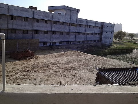 नोएडा(Noida) के एक स्कूल(School) में एक टीचर ने अनुशासनात्मक कार्रवाई के नाम पर 10 से 12 बच्चों के बाल काट दिए। (सांकेतिक चित्र, Wikimedia Commons)