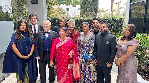 एलिफेंट व्हिस्परर्स की टीम (Image: Wikimedia Commons)