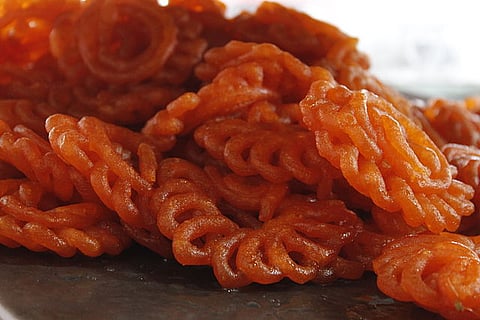 भले ही कई लोग सोचते हैं कि जलेबी और इमरती(Imarti) एक ही हैं, लेकिन केवल कुछ ही लोग जानते हैं कि वे वास्तव में अलग हैं। (Image: Wikimedia Commons)