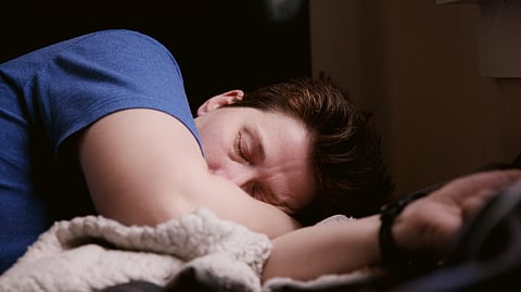 डेनमार्क में हुई एक शोध में सोने की पसंदीदा पोज़िशन का पता लगाने के लिए लोगों पर स्लीप डिटेक्टर्स का उपयोग (Unplash)