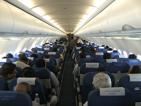 आप फ्लाइट(Flight) में क्या कर सकते हैं और क्या नहीं, इसके बारे में कुछ नए नियम हैं.(Image: Wikimedia Commons)
