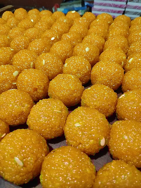 लड्डू(Laddu) भारत में एक विशेष मिठाई है जो धार्मिक और सांस्कृतिक कारणों से महत्वपूर्ण है। (Image: Wikimedia Commons)