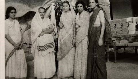 जयनाथ मिसरा के परिवार की महिलायें। बाएं से दूसरी सुशीला मिसरा।
