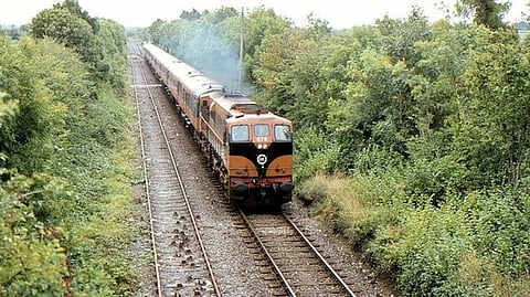 हिमसागर एक्सप्रेस (wikimedia commons)