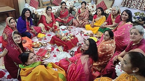 करवा चौथ का त्यौहार मनाती महिलाएं