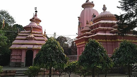 माता महामाया: मान्यता है कि महामाया और देवी महालय मंदिरों में माता को मदिरा का भोग लगाने से शहर में महामारी के प्रकोप से बचा जा सकता है