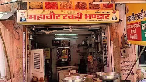 महावीर रबड़ी भंडार की दुकान की तस्वीर