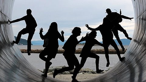 तसवीर में 6 दोस्त एक साथ मस्ती करते नजर आ रहे हैं