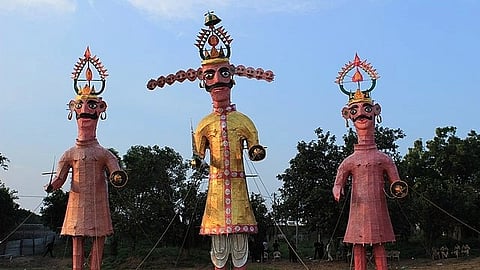 रावण के 3 पुतलों की तस्वीर