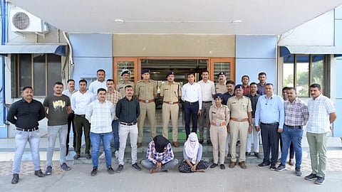 मर्डर की प्लानिंग करने वाले अरोपी और साथ पुलिस की टीम