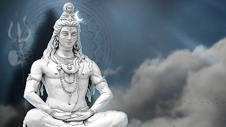 ध्यान मुद्रा में बैठे भगवान शिव की तस्वीर